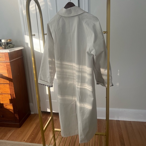 Classic Beige Trench Coat - Picture 4 of 4